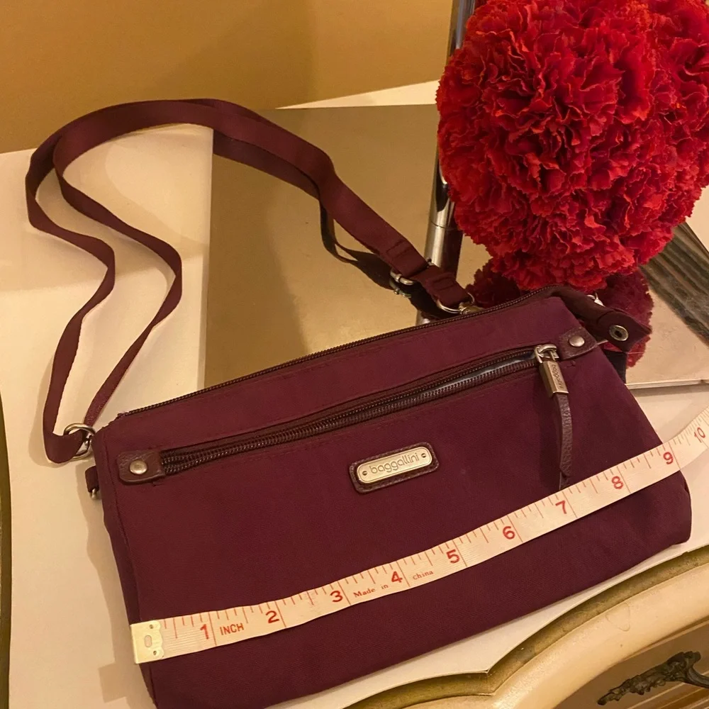 Baggalini plum adjustable Crossbody Bag organizer - Picture 8 of 9